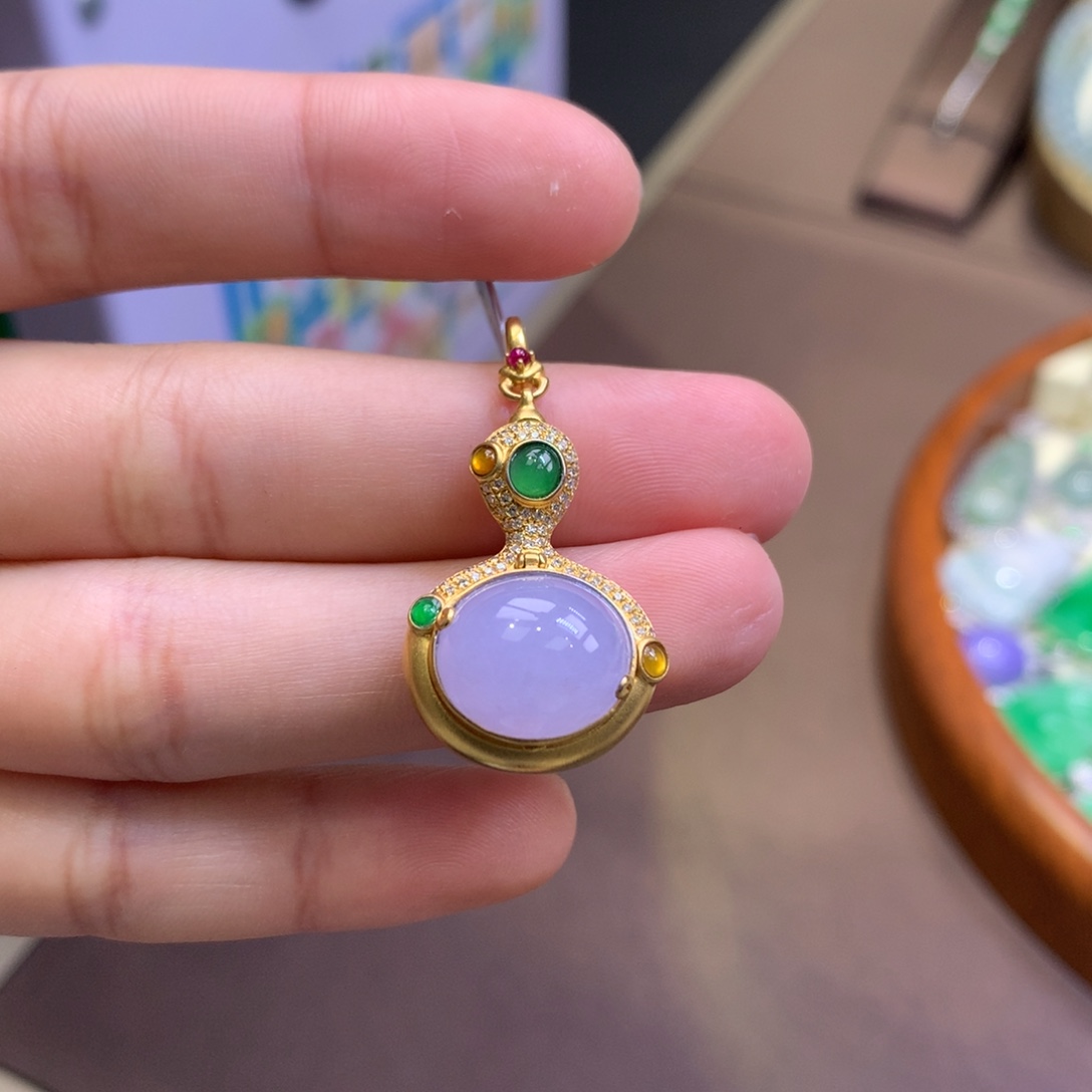 翡翠18K金镶嵌颈饰翡翠