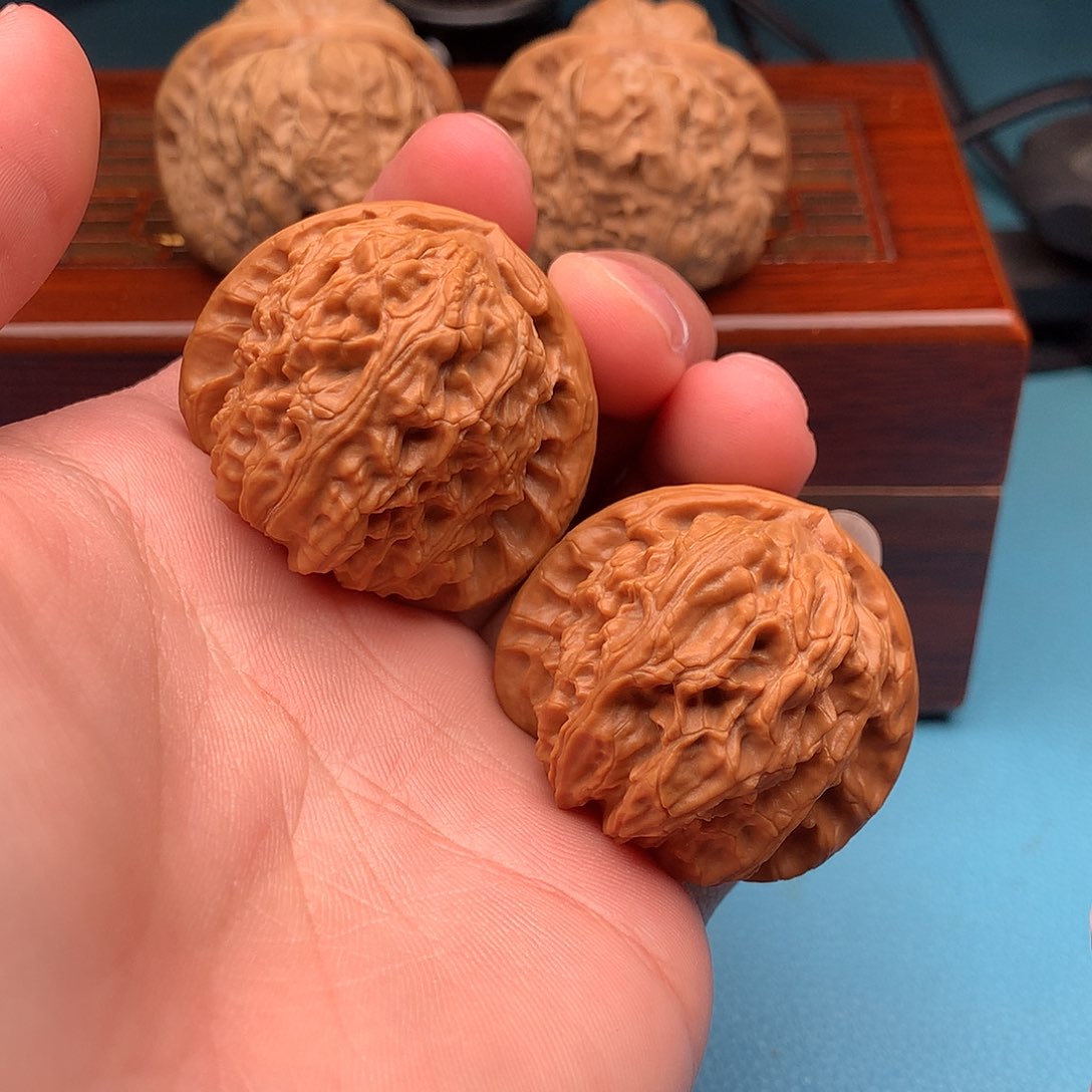 文玩核桃吊坠白狮子