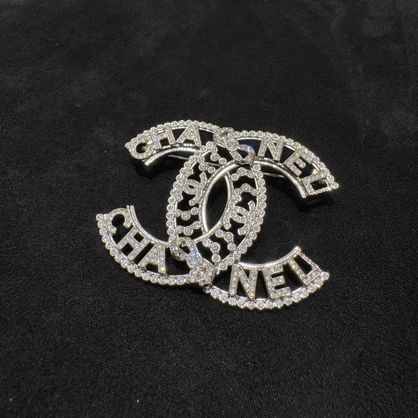 99新 Chanel/香奈儿 335-22B 银色镂空满钻字母双 C 胸针