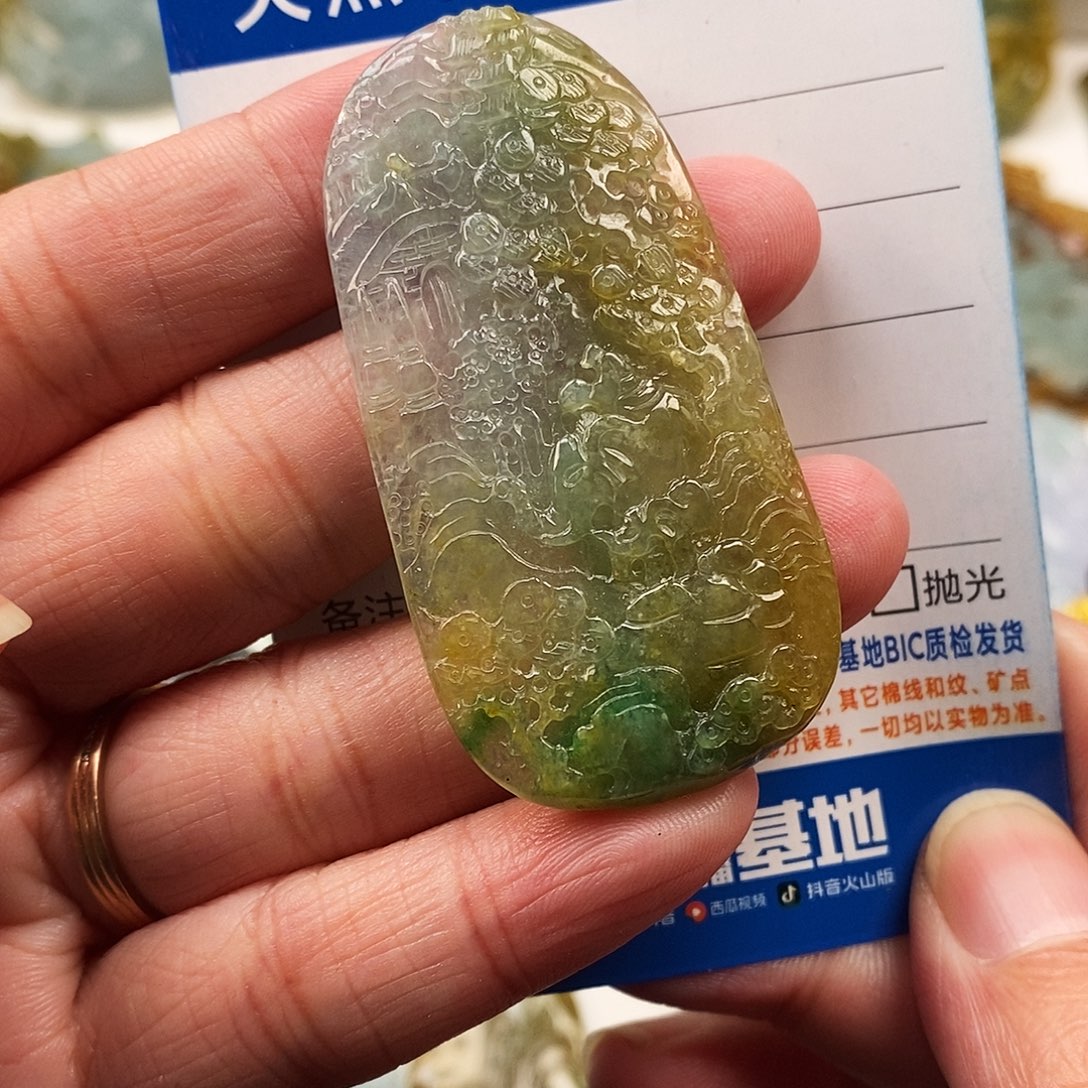 翡翠未镶嵌颈饰山水