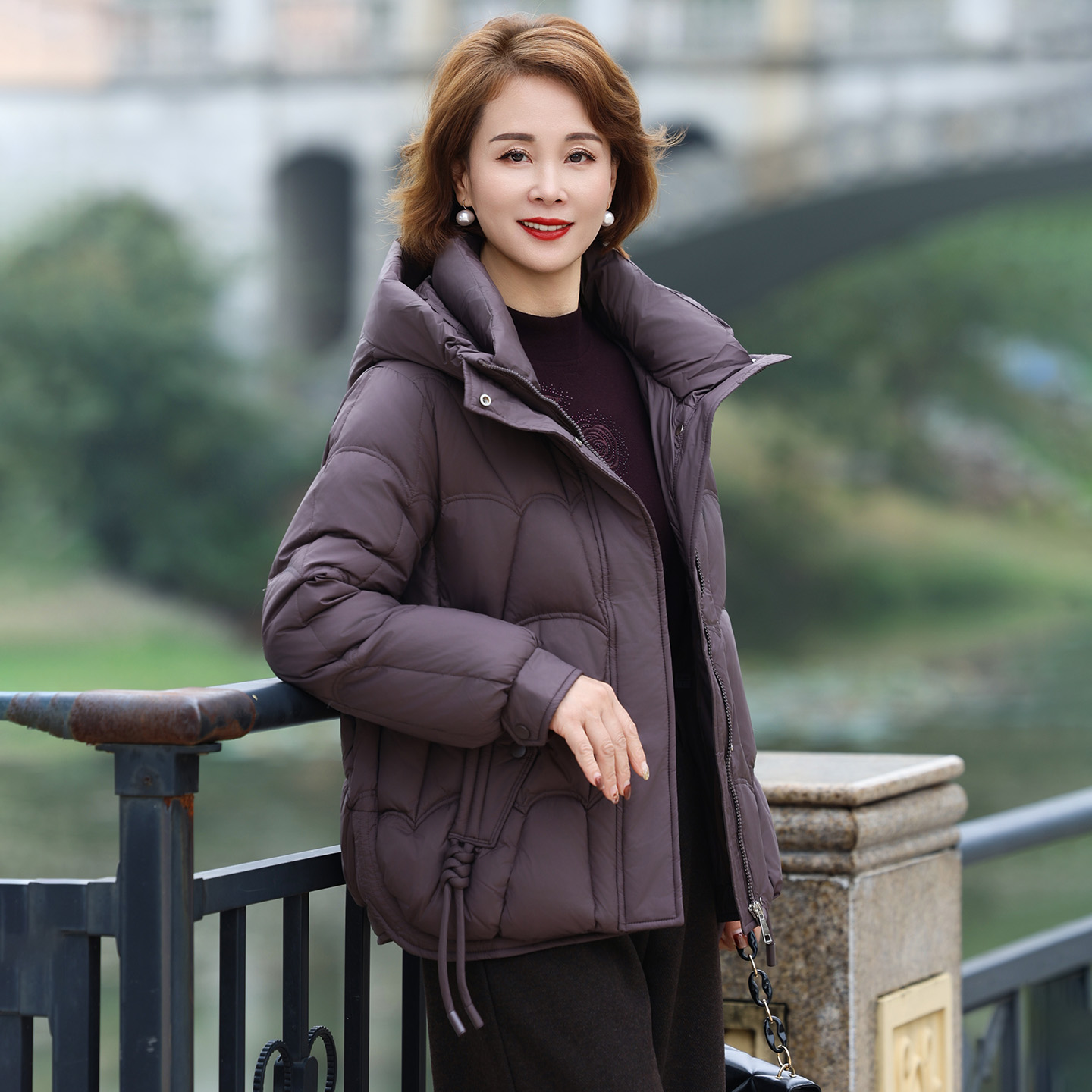 雪中飞2025新款短款连帽羽绒服女妈妈装中老年小个子加厚保暖外F