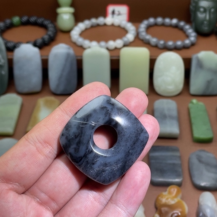 E***O和田玉未镶嵌颈饰