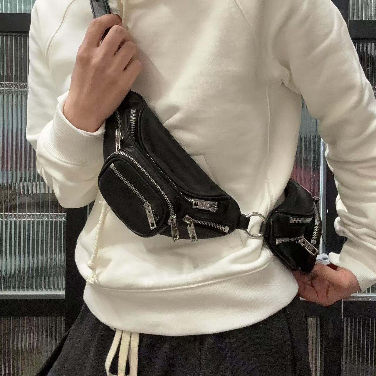 95新  【蕾】亚历山大王 77 0221 黑银双子星腰包