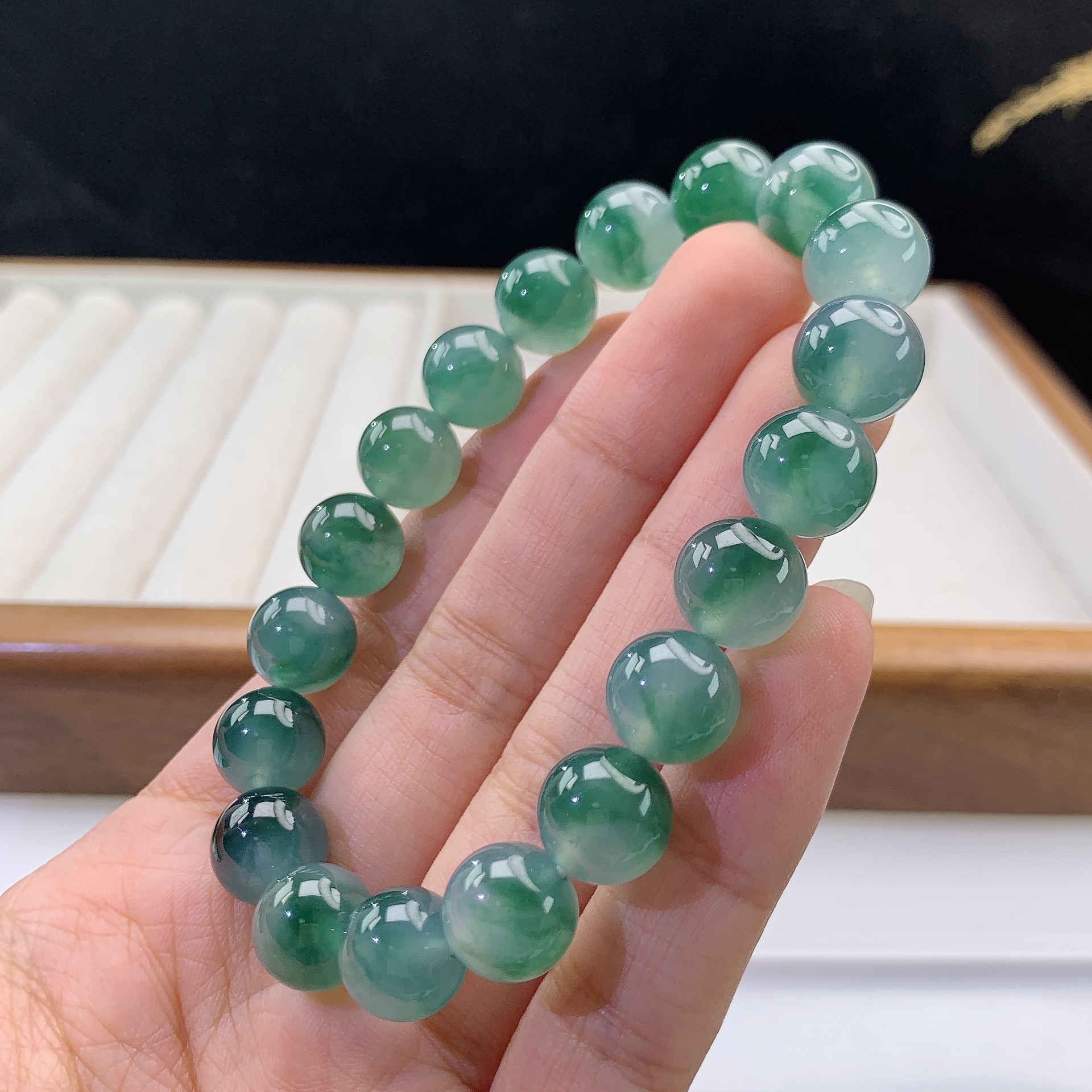 12.30-21-缅甸天然翡翠A货 女款飘花手串尺寸:10mm 19颗粒