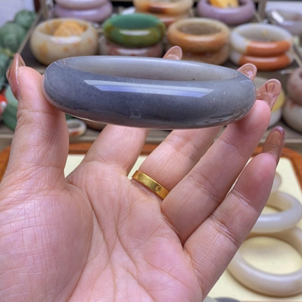 【闪购商品】石英质玉手镯未镶嵌小***?