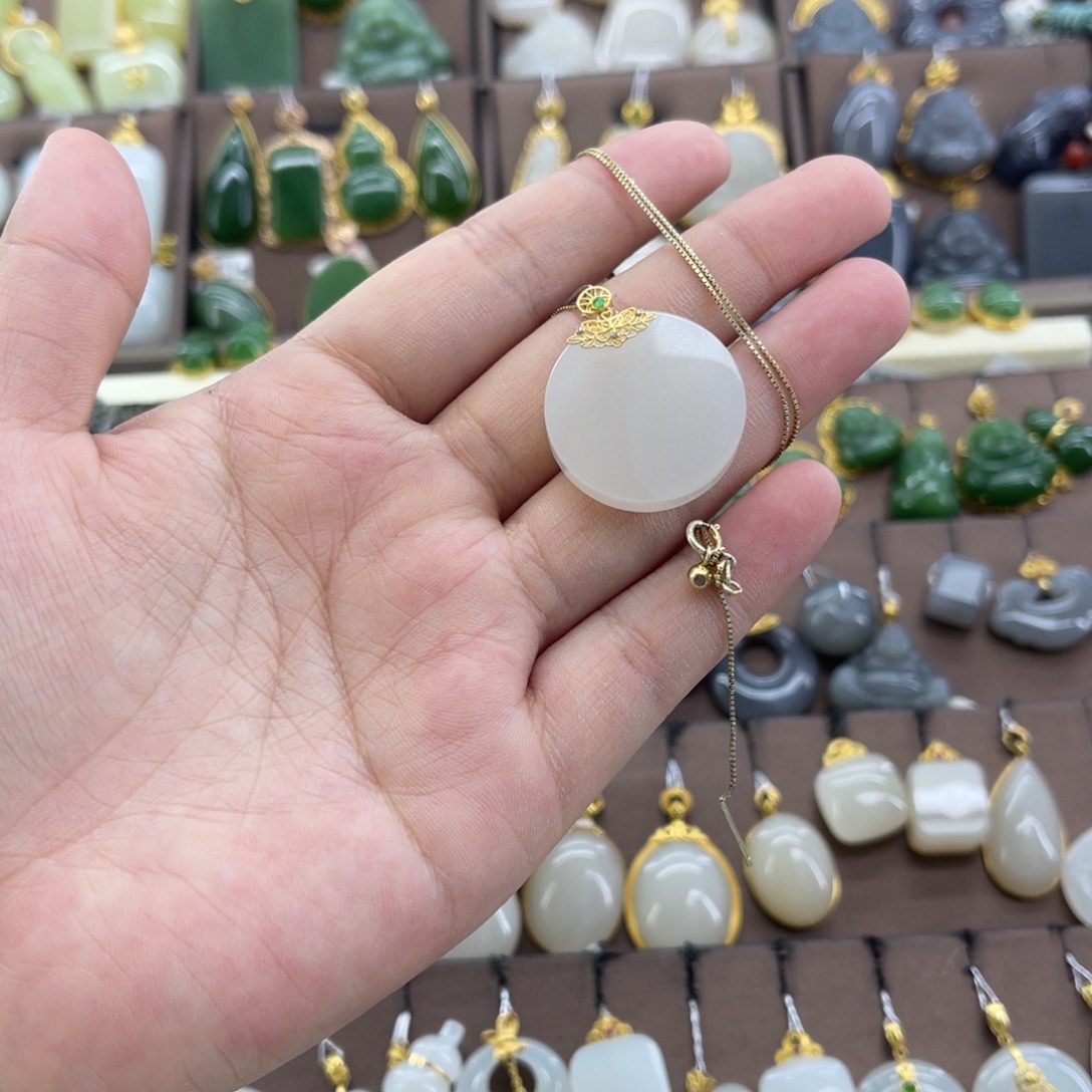 和田玉18K金镶嵌吊坠(赠链)