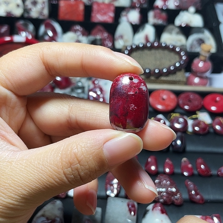 天然辰砂原矿吊坠17.4克