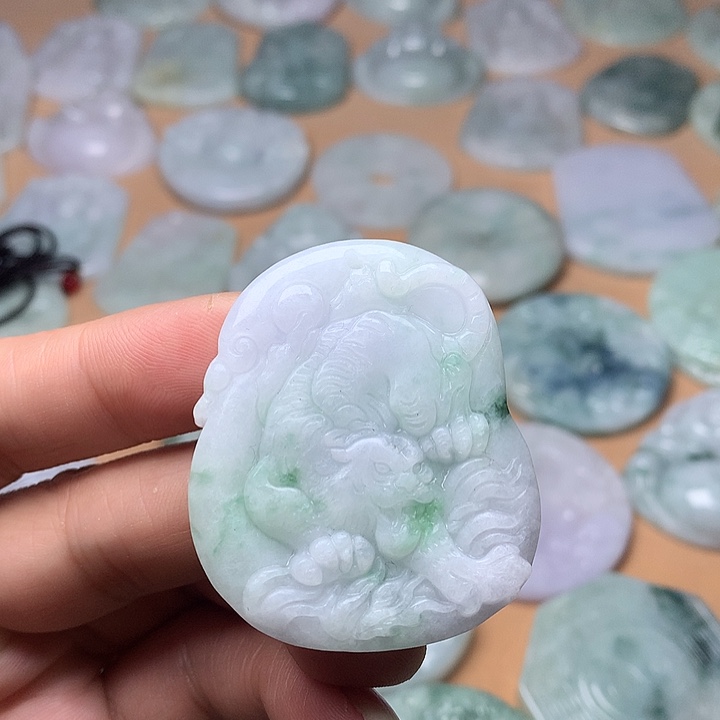 翡翠未镶嵌颈饰虎牌，瑕疵