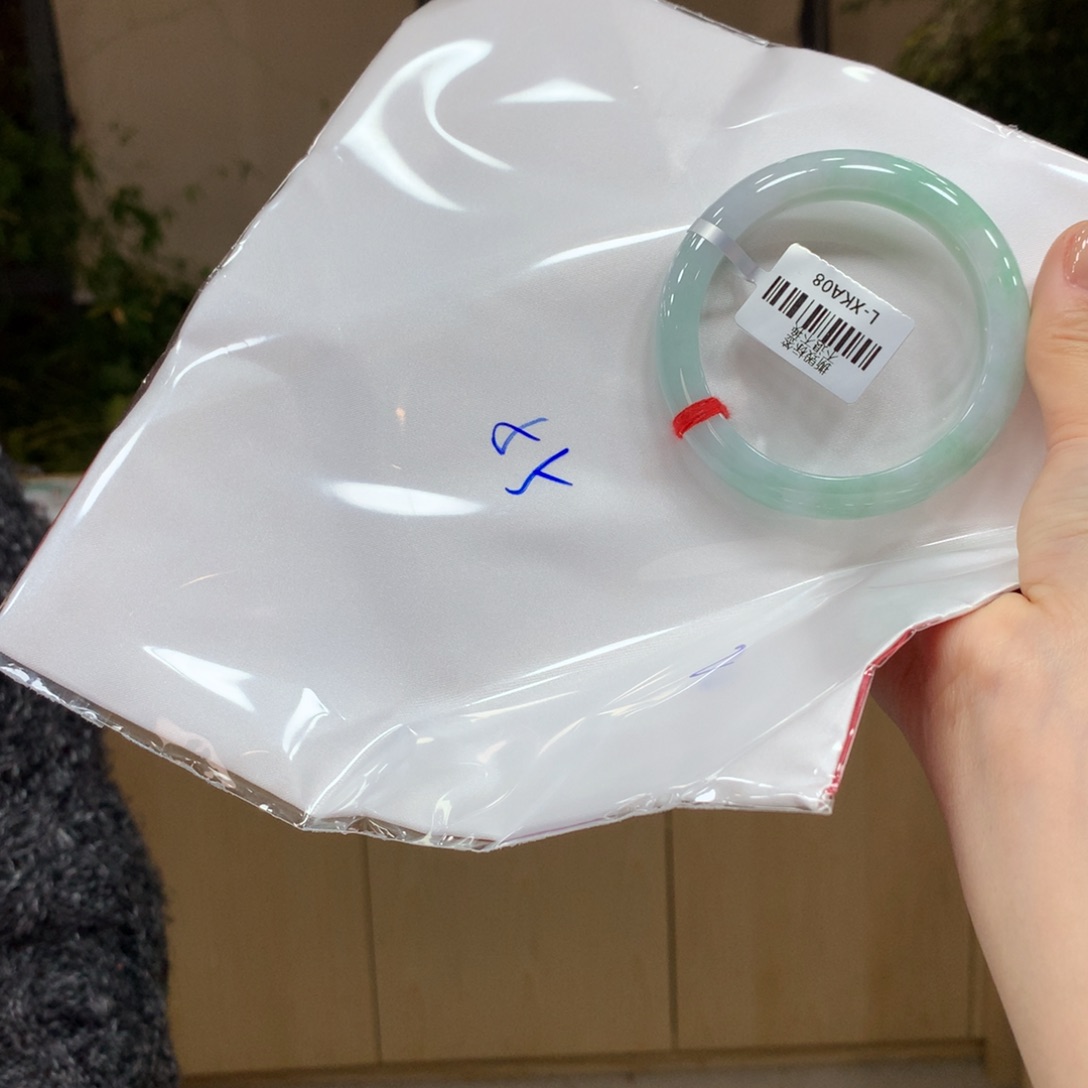 翡翠手镯未镶嵌不退不换