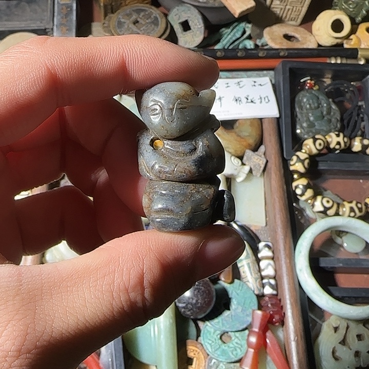 和田玉未镶嵌颈饰玉跪人吊坠