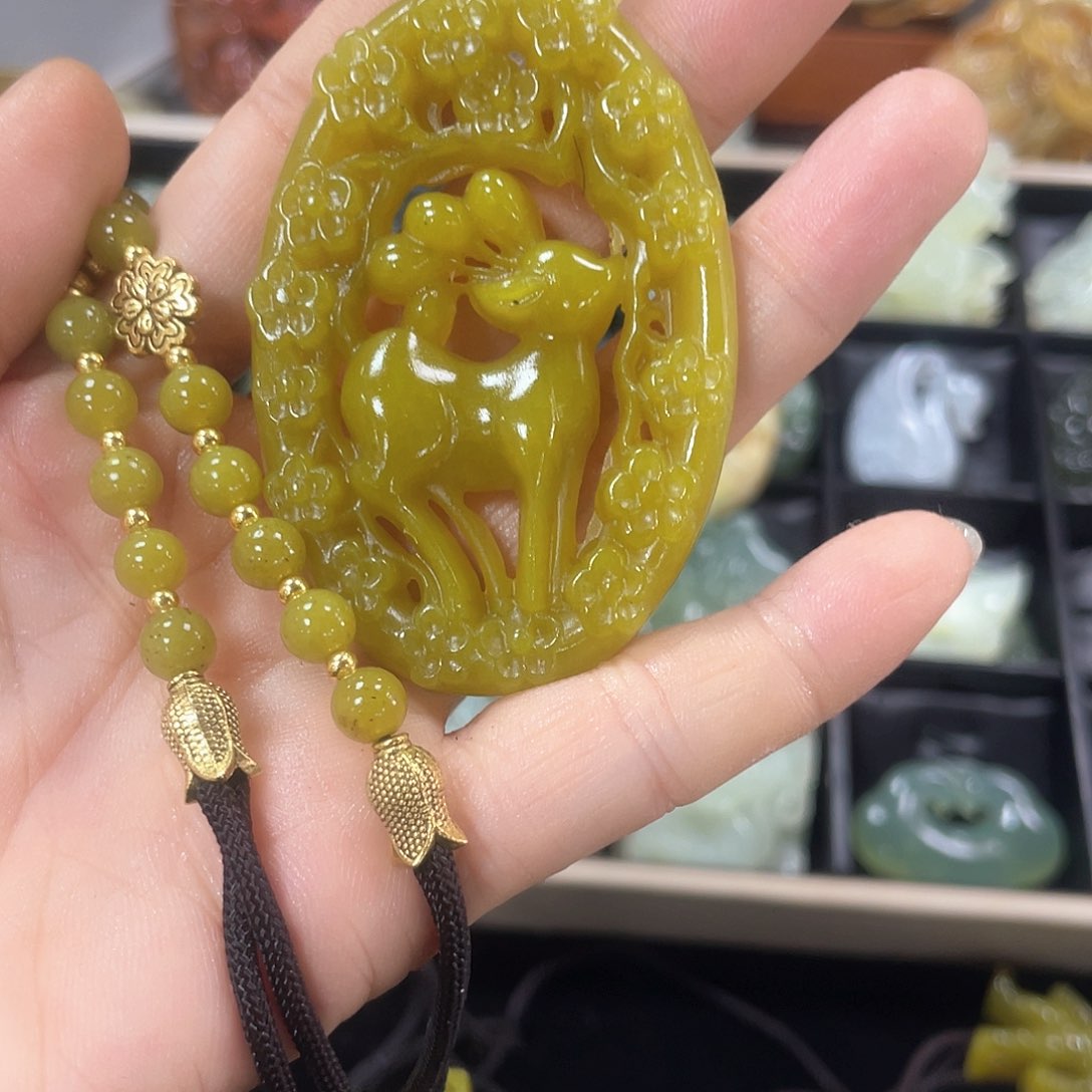 蛇纹石玉颈饰未镶嵌