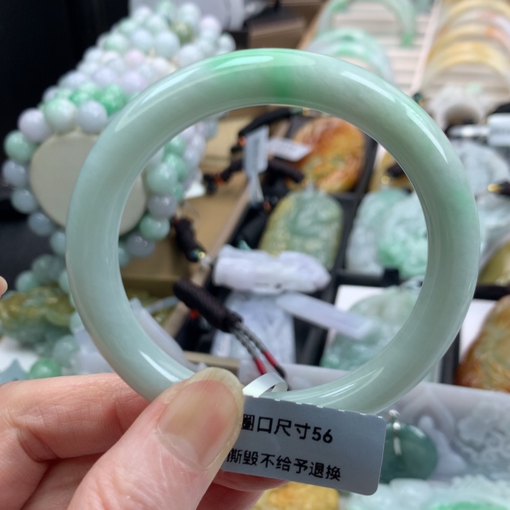 翡翠手镯未镶嵌吊坠