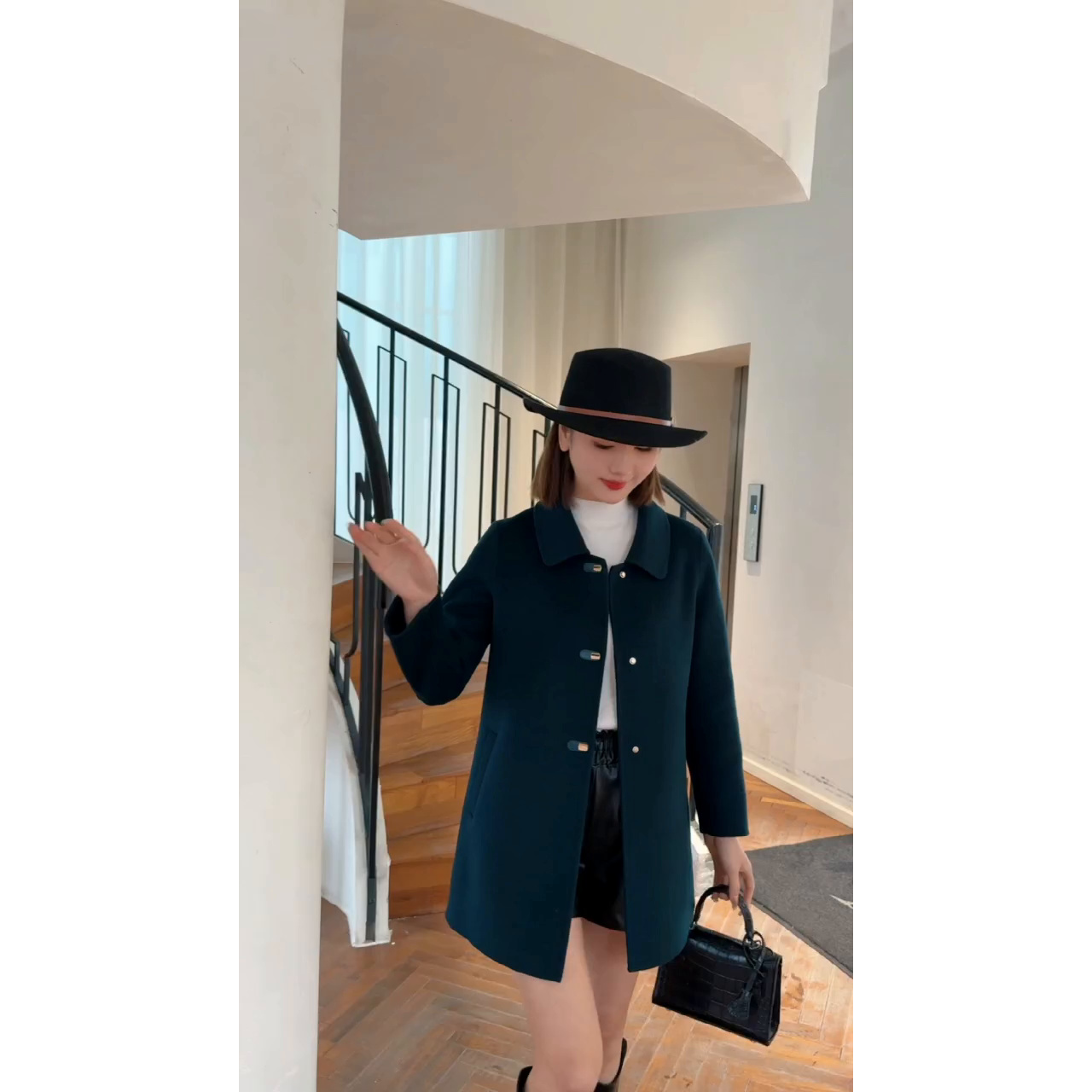 2352 秋冬女士修身时尚保暖翻领外套 三楼