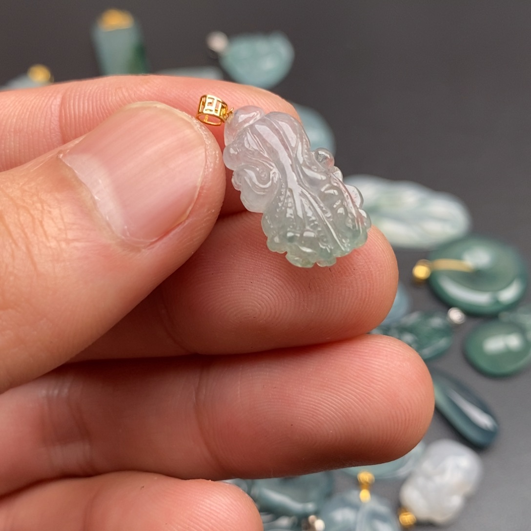 颈饰18K金镶嵌翡翠