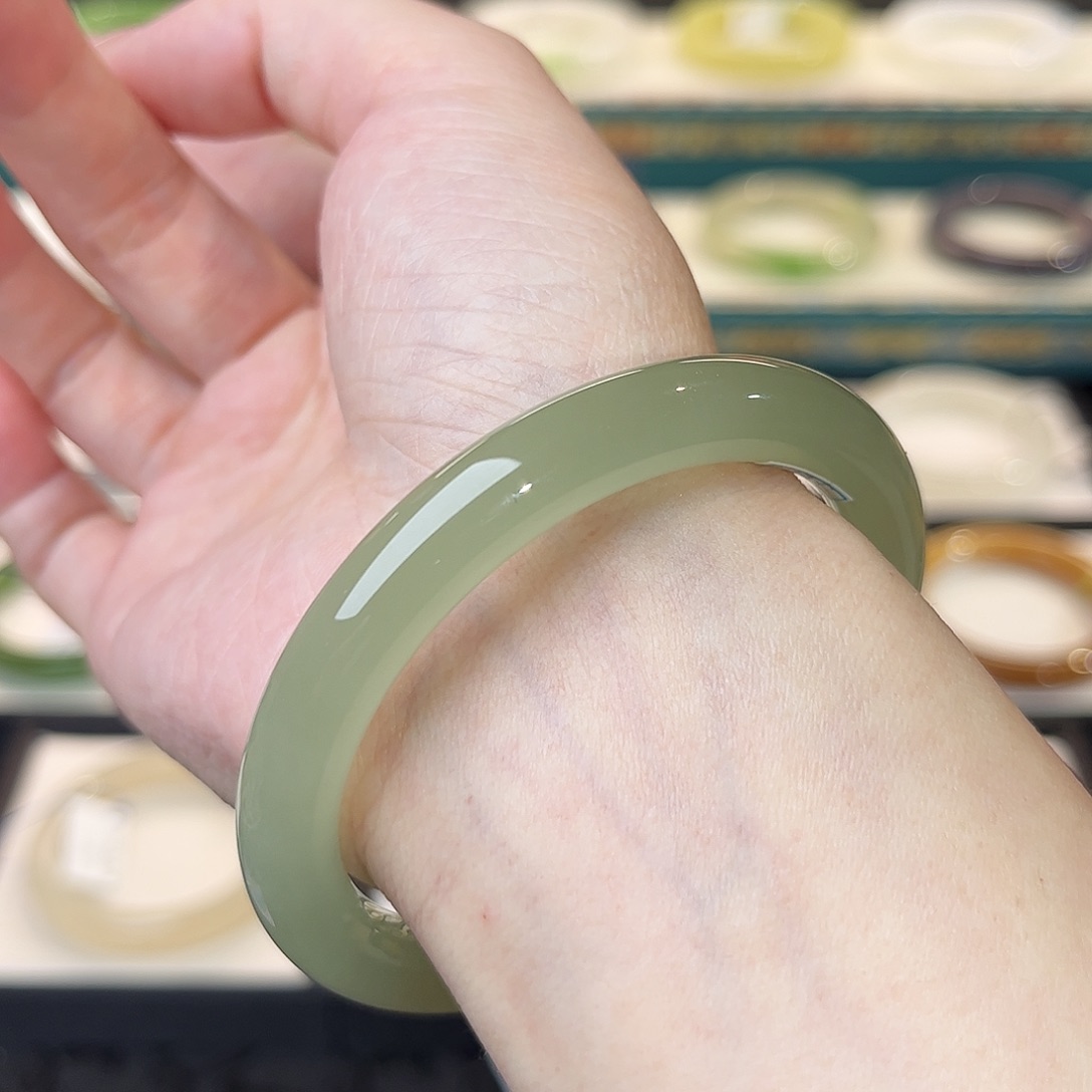 和田玉手镯未镶嵌高冰绿晴