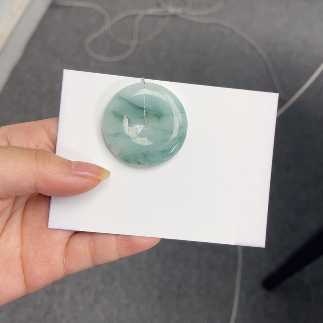 翡翠颈饰未镶嵌平安扣