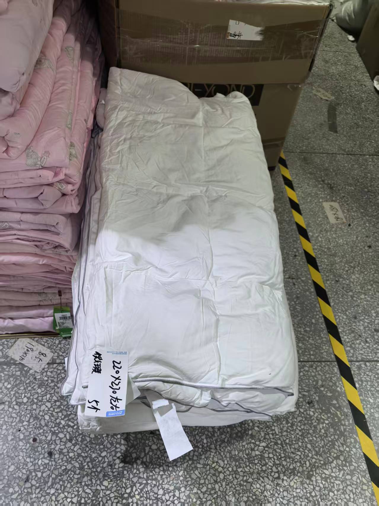 《厚广家》3楼220×230杂款白色化纤95%鹅毛被 发1张，不挑款微瑕疵