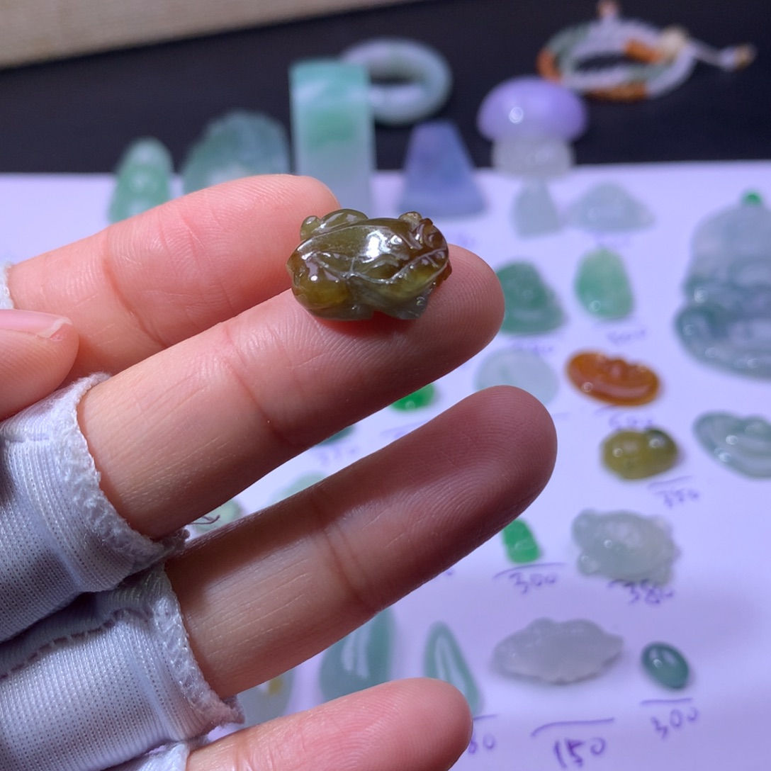 翡翠未镶嵌耳饰貔貅