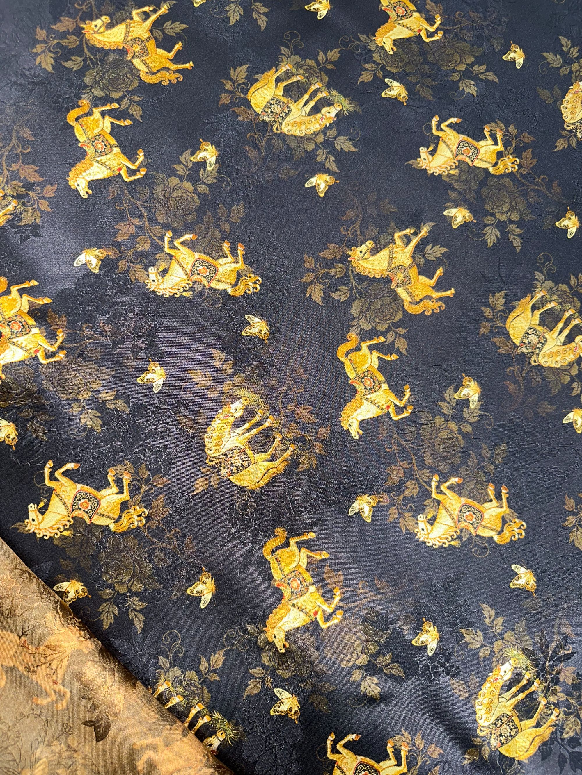 【福利】黑色缠枝宝相白马 百分真丝福利款布料