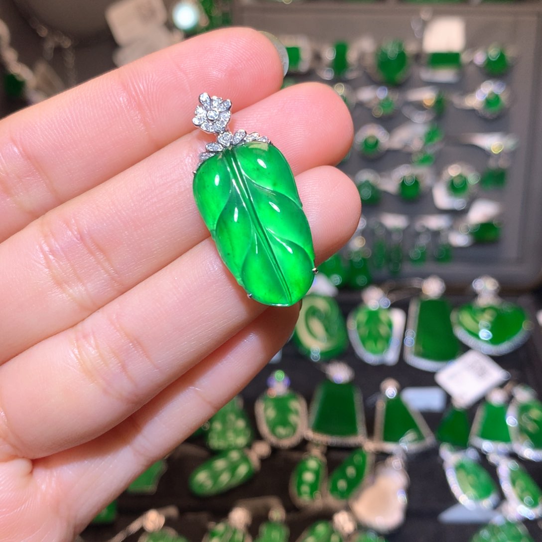 翡翠颈饰18K金镶嵌叶子