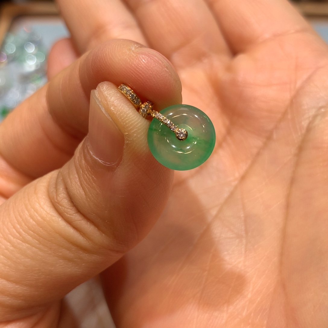 翡翠18K金镶嵌颈饰小吊坠