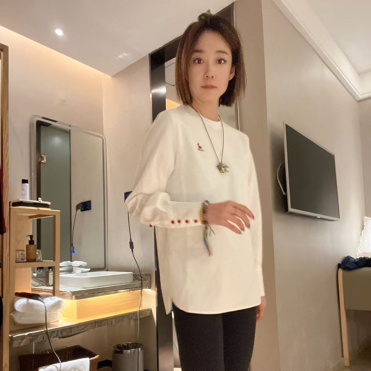 俊俊家 红扣欧货白t