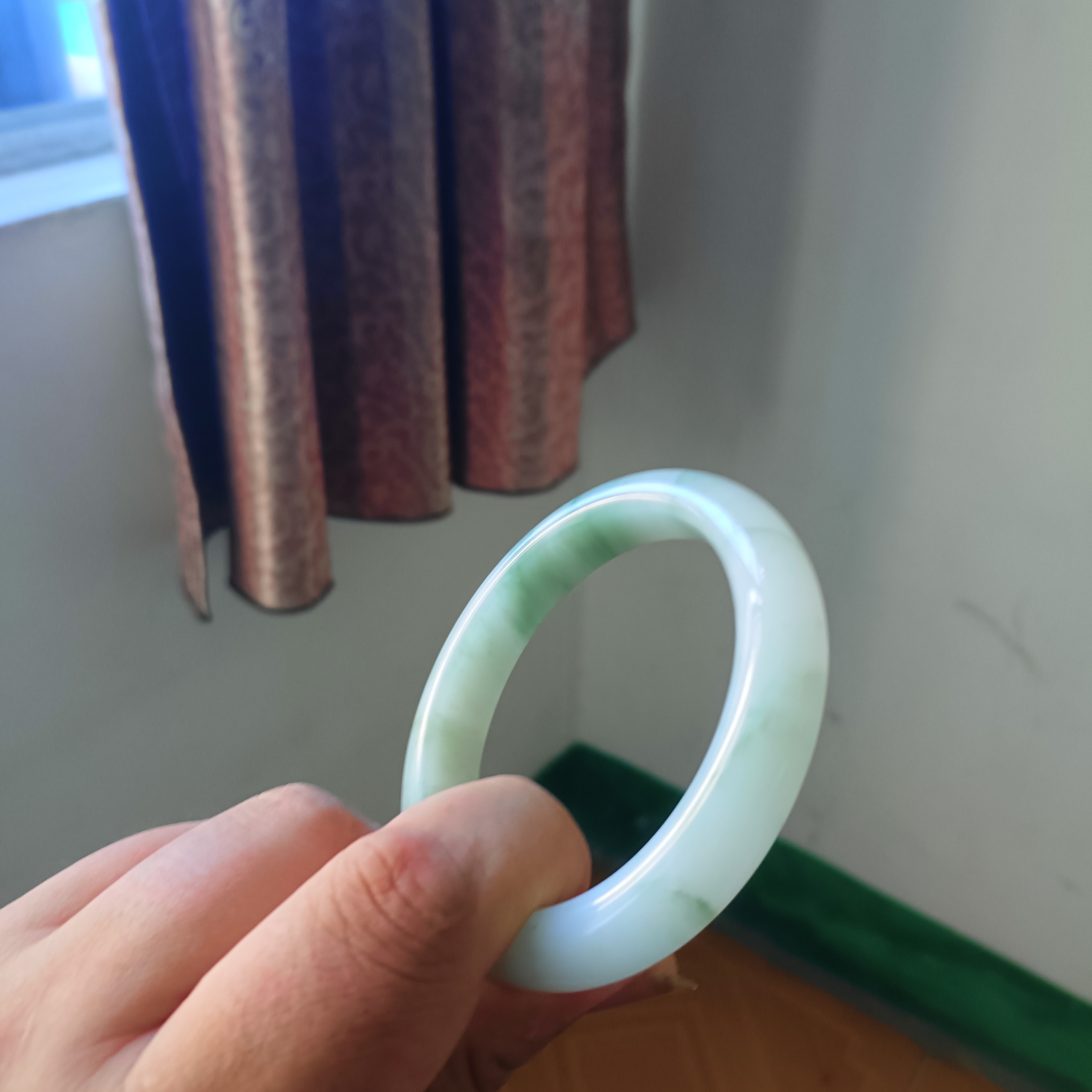 天山翠手镯，自然光，没科技狠活。镯子