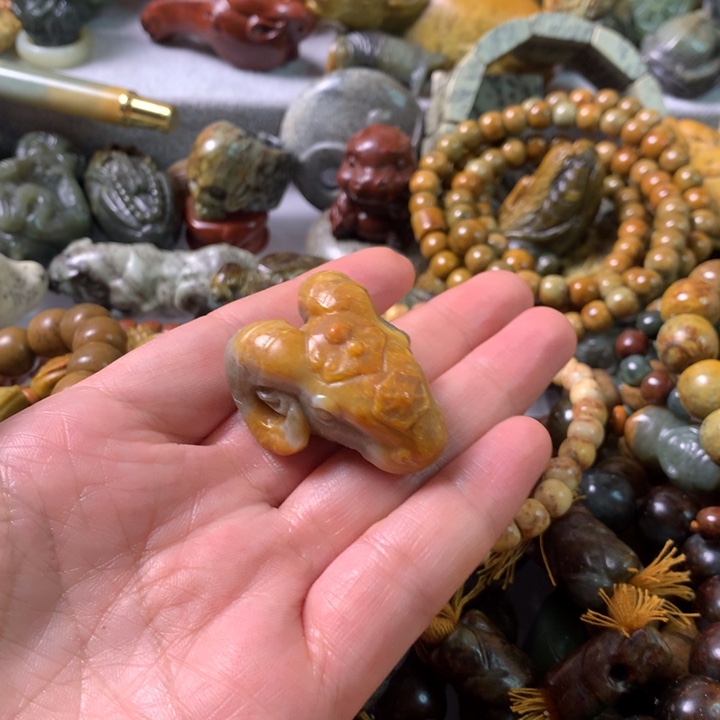 未镶嵌岫岩河磨玉（透闪石质玉）把件