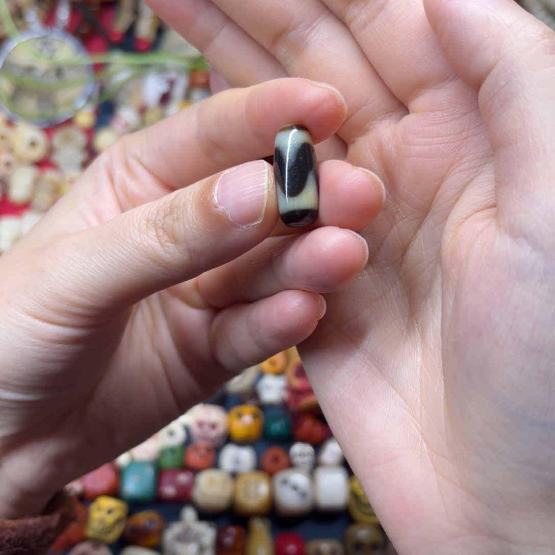 用****8配饰在这块上形成鲜明个性