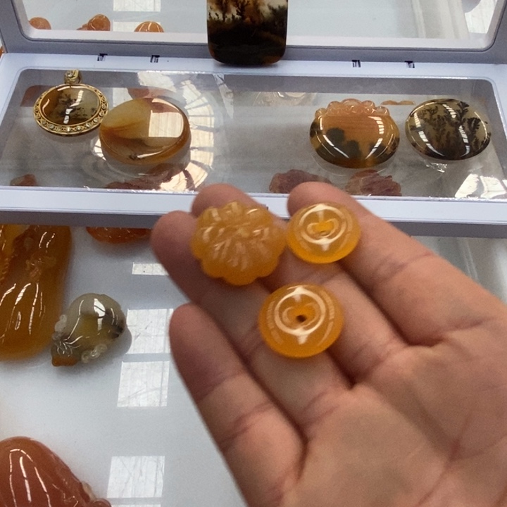 石英质玉（黄龙玉）合金吊坠