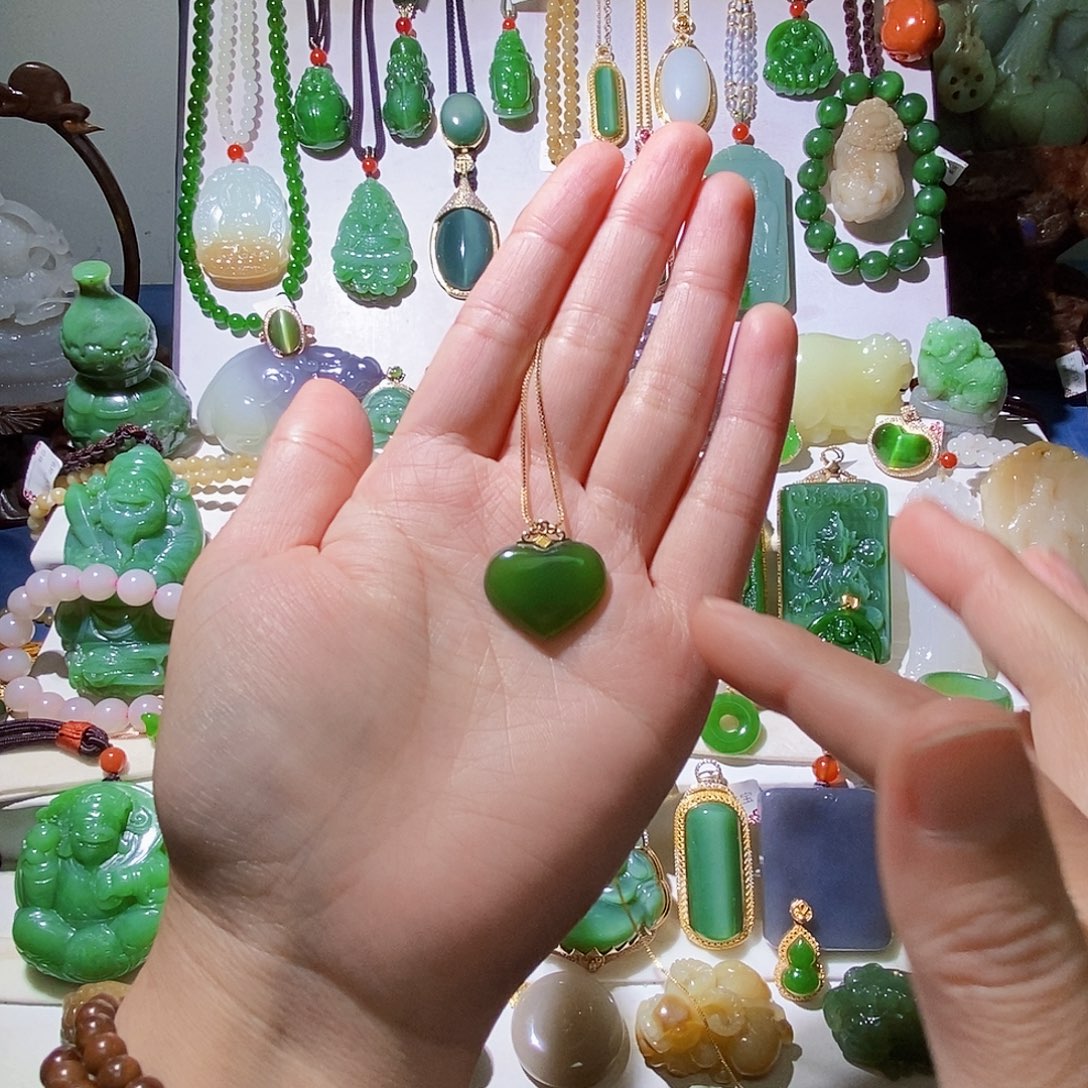 成***君和田玉18K金镶嵌颈饰