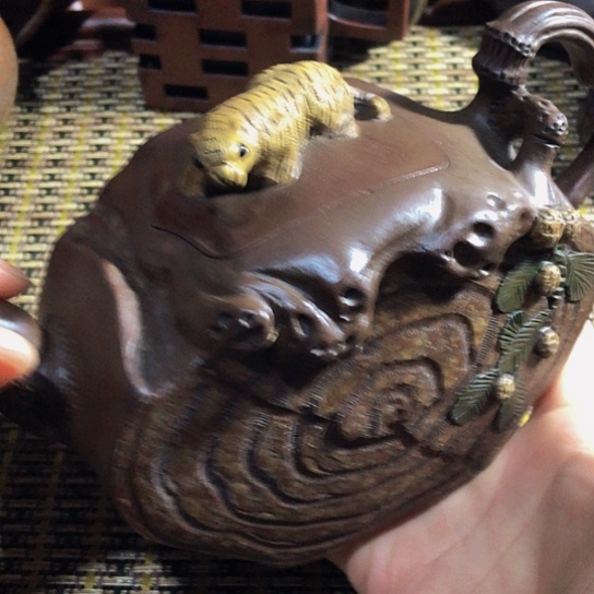 紫砂茶壶原矿泥料手工制作的紫砂壶。