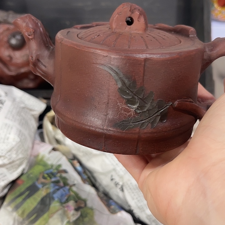 茶壶紫泥原矿泥料手工制作的一把紫砂壶。