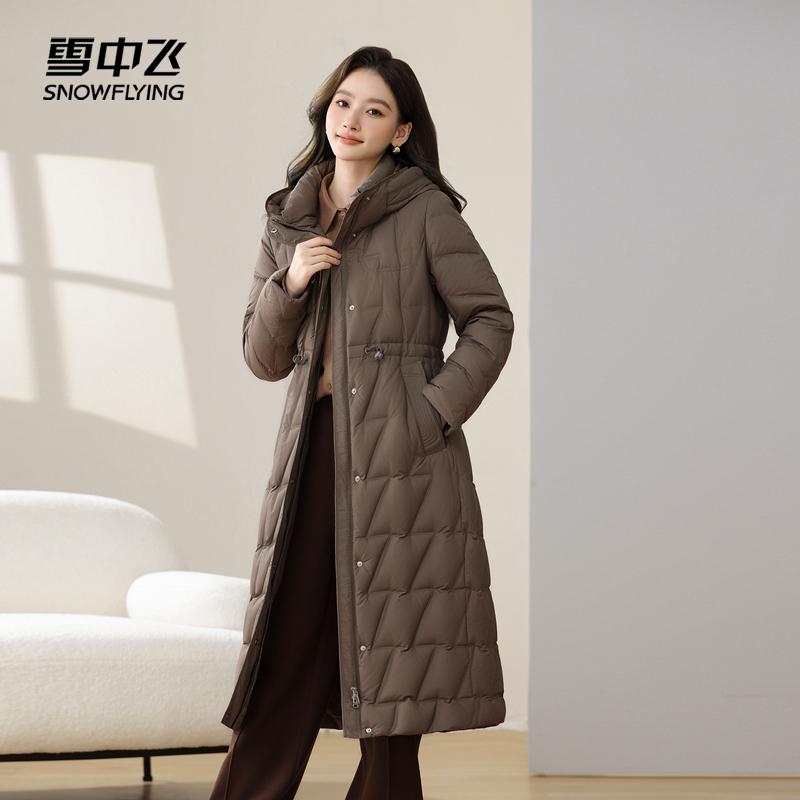 雪中飞中年妈妈羽绒服女长款2025年冬季新款收腰显瘦鸭绒外套时尚