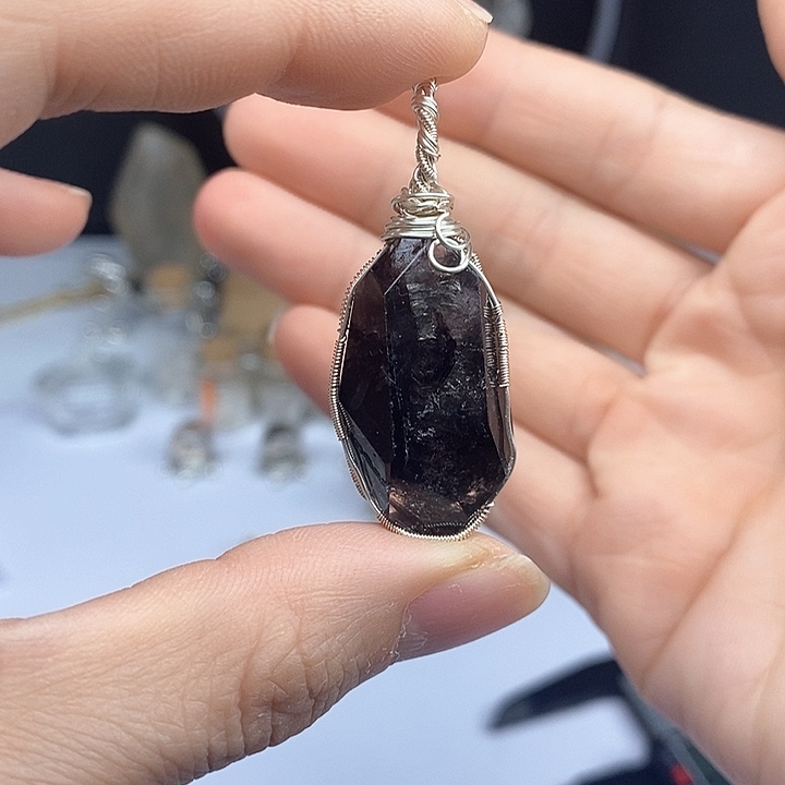 未镶嵌颈饰水晶黑武士