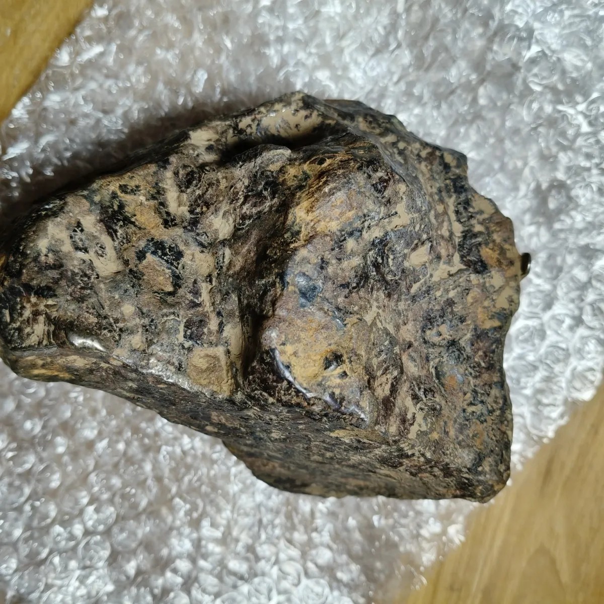 新疆阿勒泰，铁原石.重4650克。