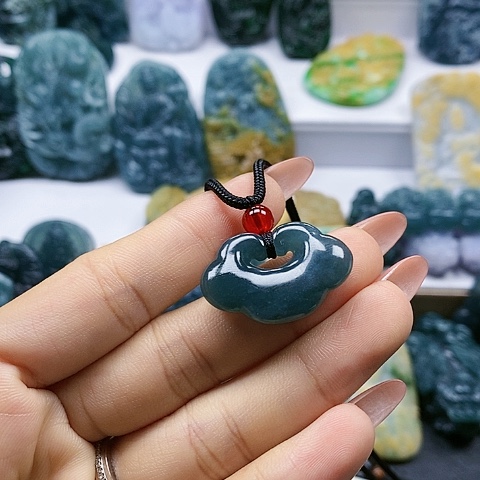 翡翠未镶嵌颈饰如意