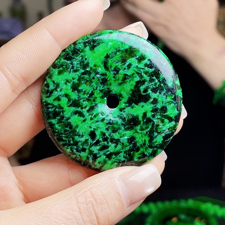 翡翠未镶嵌颈饰多样性