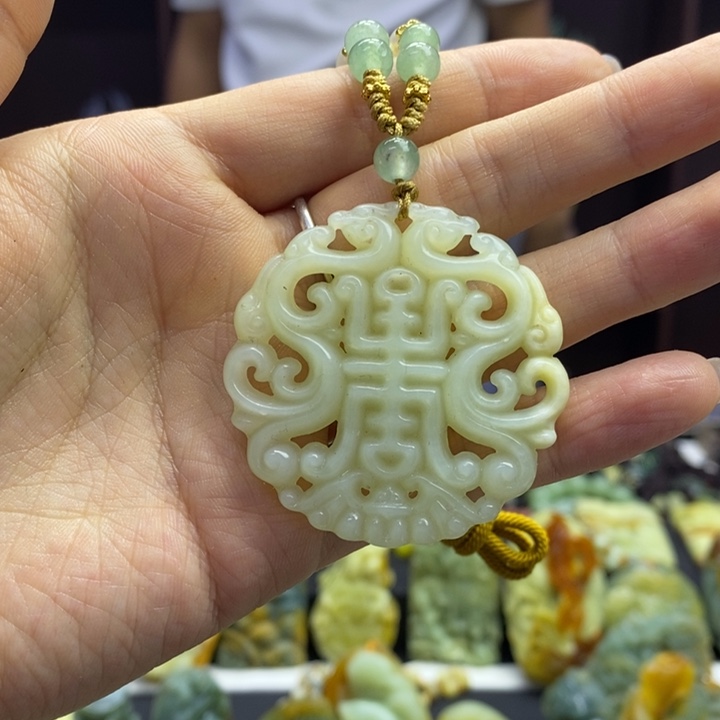 蛇纹石玉未镶嵌颈饰