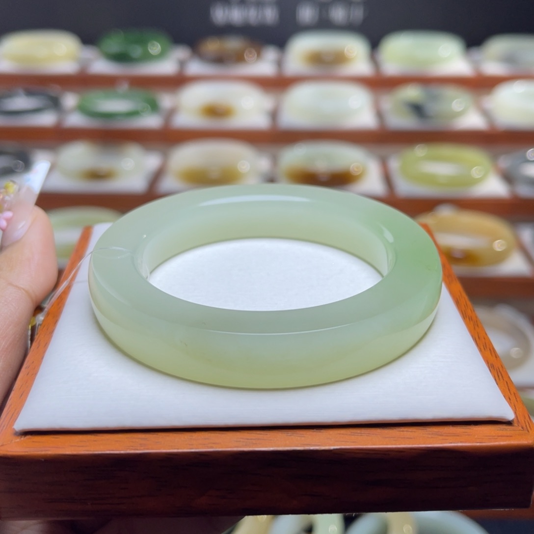 【闪购商品】和田玉未镶嵌手镯达**咩