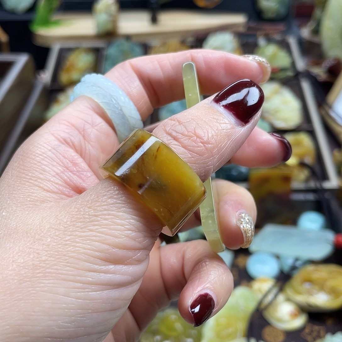 蛇纹石玉颈饰未镶嵌滋*辽阳