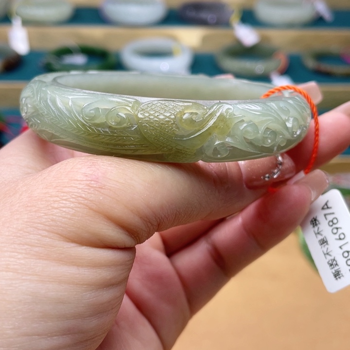 和田玉手镯61圈口。编号16未镶嵌