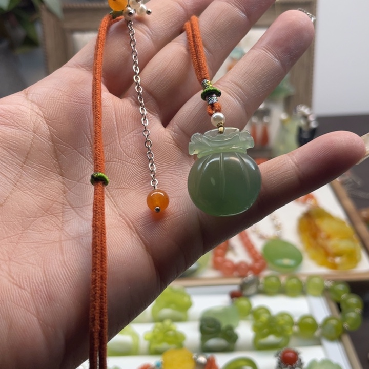 蛇纹石玉吊坠未镶嵌