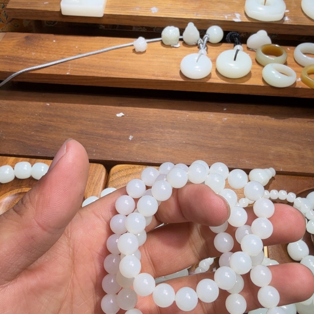 发***子和田玉未镶嵌颈饰