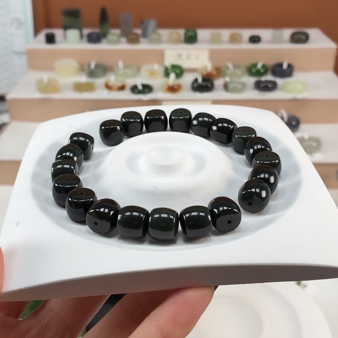 。****和田玉未镶嵌戒指