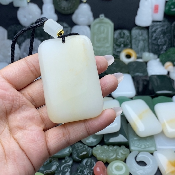 爱***2石英质玉未镶嵌颈饰