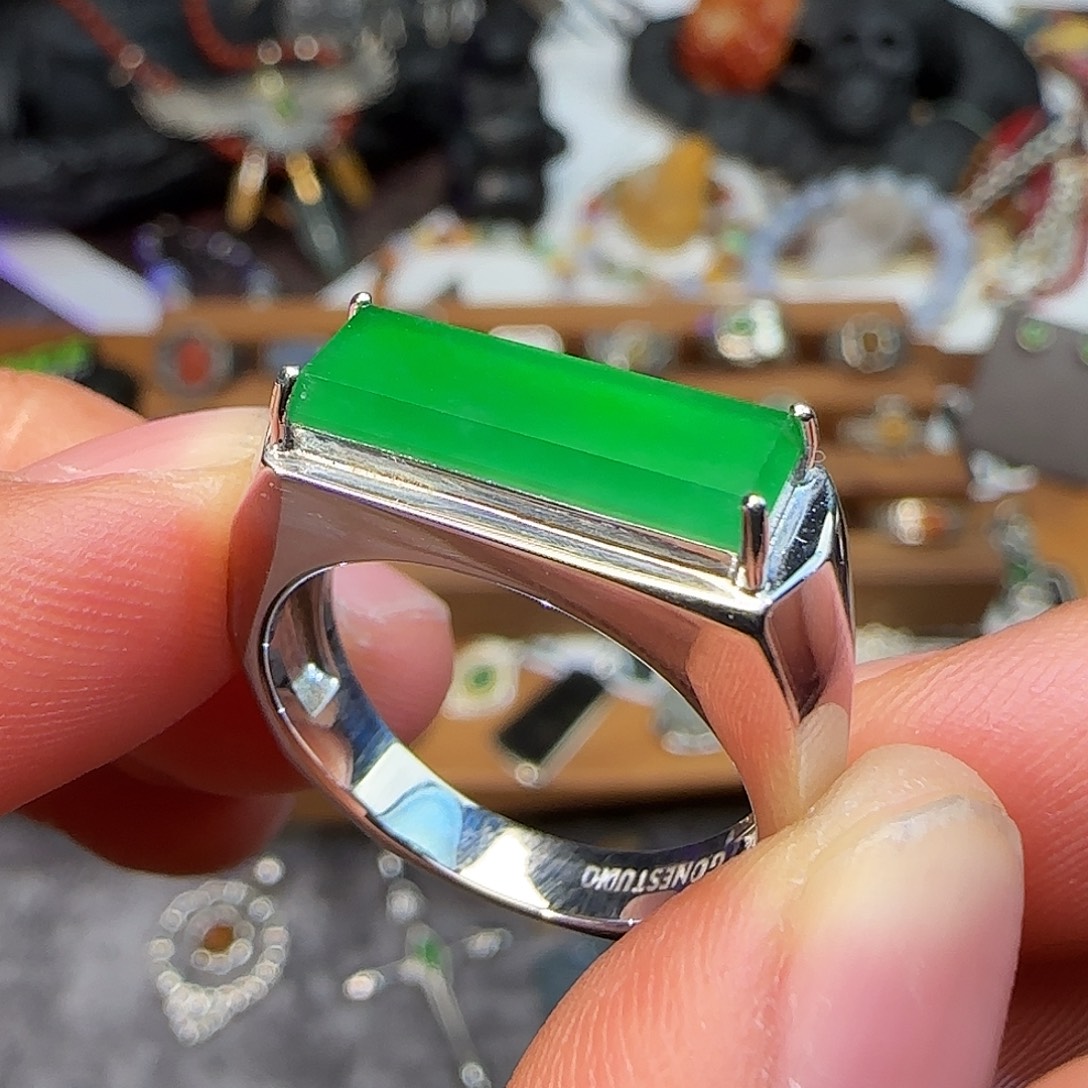 T***T翡翠9K金镶嵌戒指