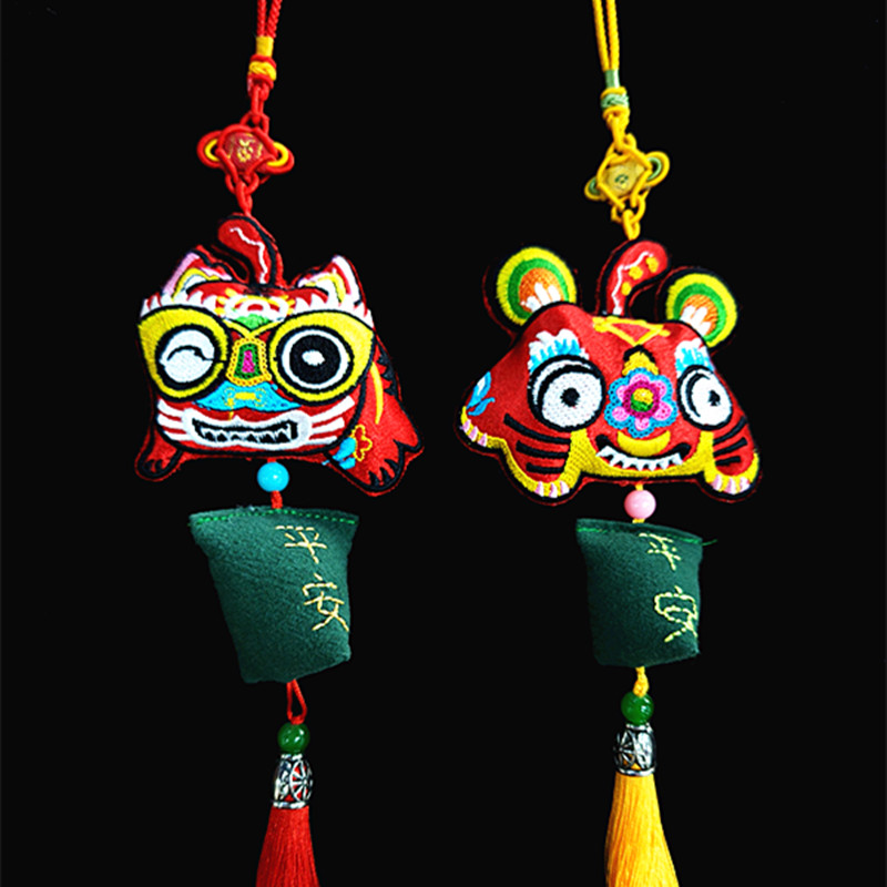 土族盘绣刺绣虎头香包挂饰