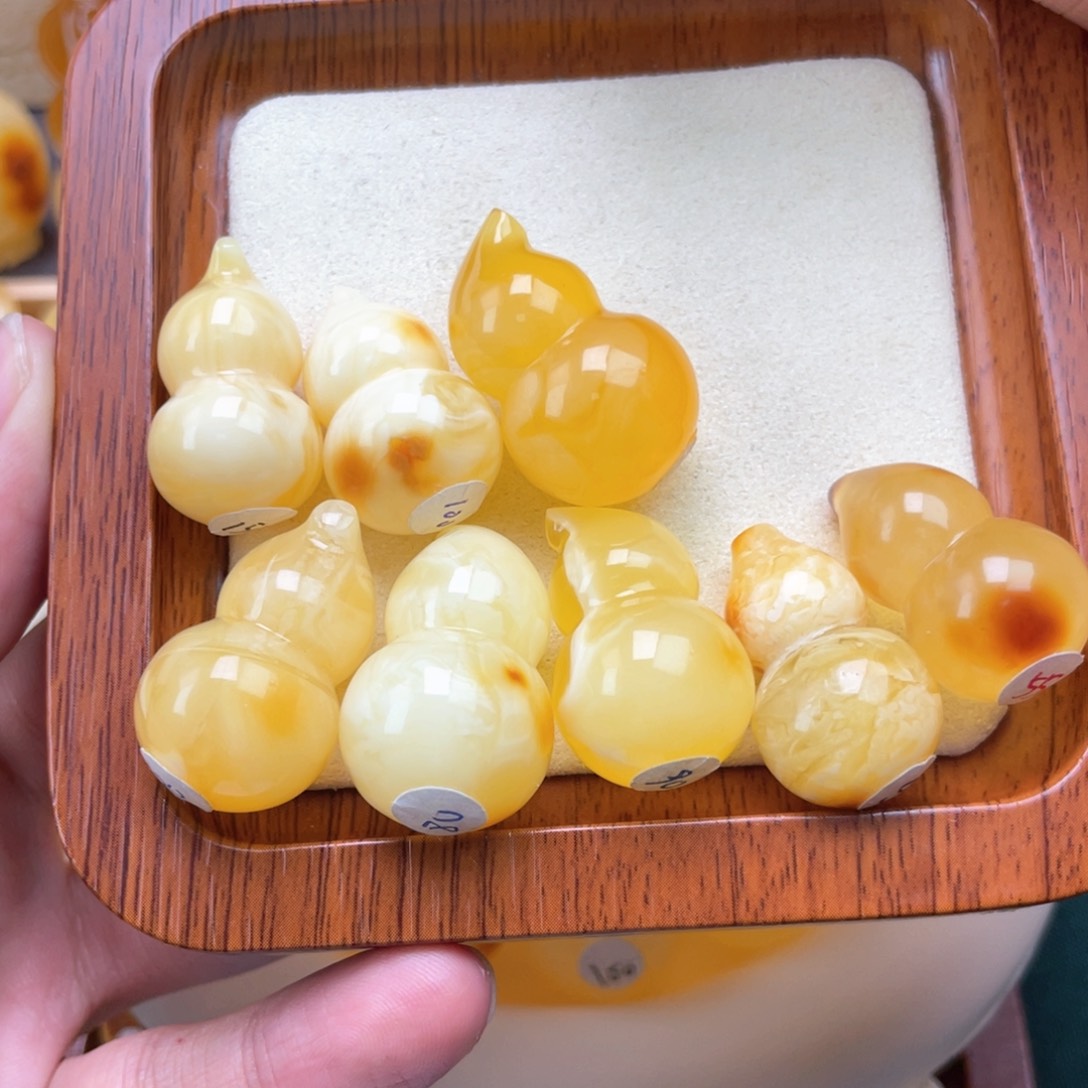 琥珀裸石未镶嵌夜*蜜蜡