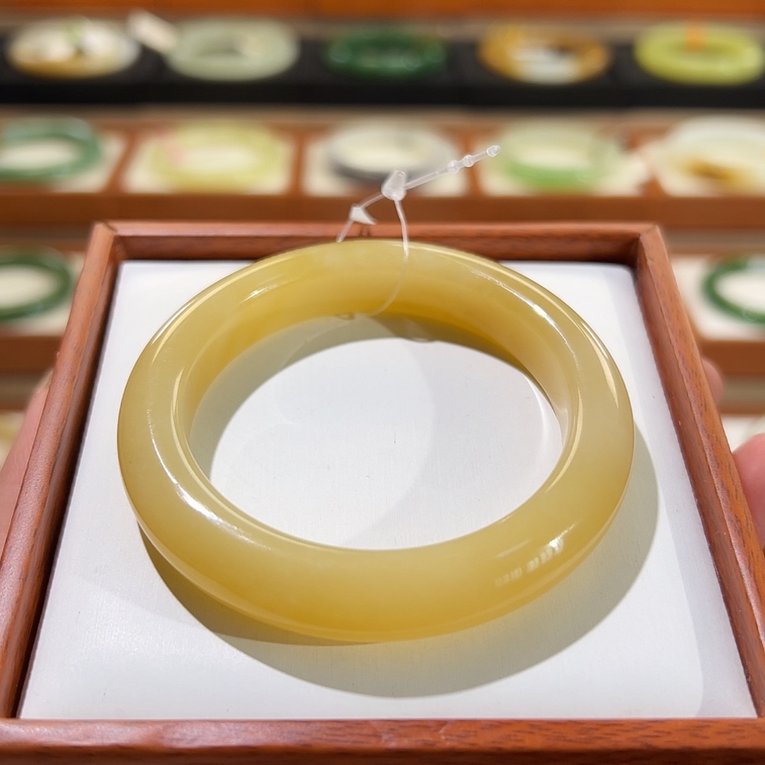 和田玉手镯未镶嵌黄糖满色